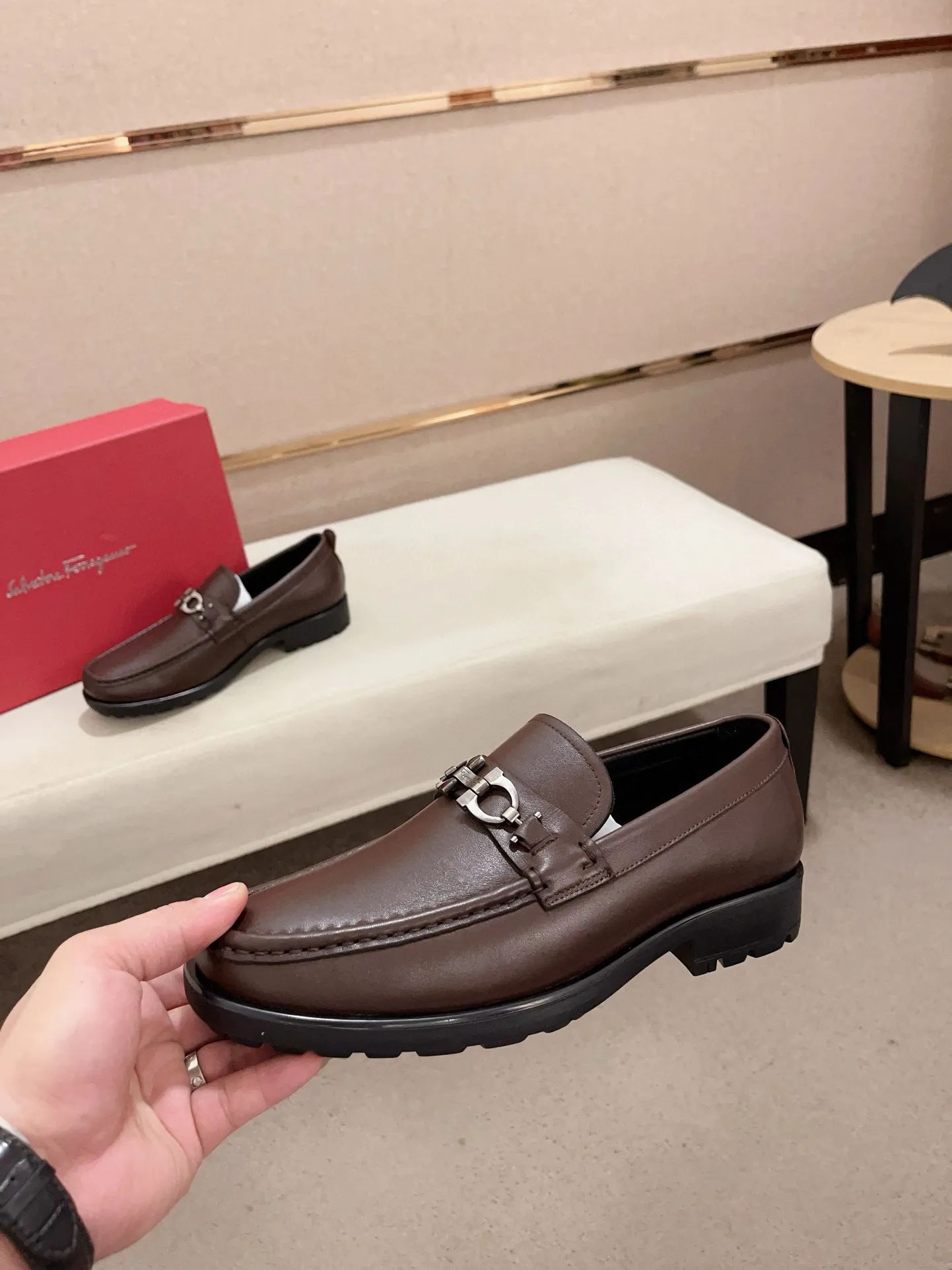 Men's shoes💰: 560💰 High version Ferragamo quality! 🆕🆕Exclusive hot-selling products in stock🔥🔥New products on the shelves, high-quality shoes, high-end driving shoes, with complete packaging! 💪 💪 Material: imported patented cowhide 🐂 + imported high-quality water-dyed cowhide lining + wear-resistant outsole 👍🏻👍🏻 Features: high-end and comfortable, purely handmade 🚀 🚀 Create the perfect shoes that suit you best 🔥 🔥 Size: (38-44) Can be customized 45 non-returnable!